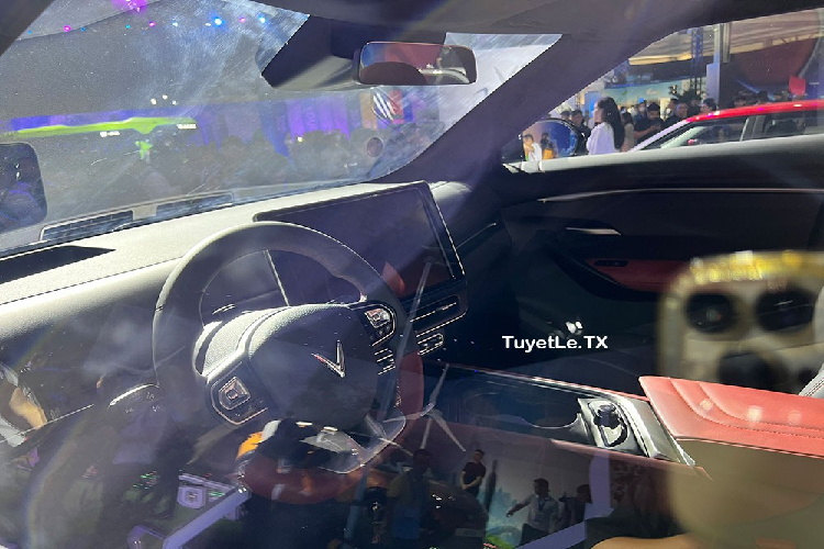 Chưa hết, VinFast VF7 còn có nhiều chi tiết ngoại thất màu đen bóng như ốp bên dưới đèn pha, xung quanh biển số trước/sau, viền hốc bánh, sườn xe, anten hình vây cá và cản sau. Ngay cả các cột bên sườn xe cũng được sơn màu đen bóng, tạo hiệu ứng nóc trôi nổi cho xe. Nhờ kích thước khá lớn nên mẫu SUV điện này sở hữu không gian nội thất 5 chỗ ngồi khá rộng rãi.