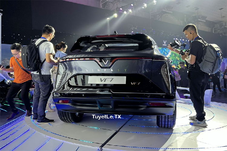 Ở khu vực bên sườn, xe sở hữu nóc dốc về phía sau theo phong cách coupe, kính cửa sổ hẹp và tay nắm cửa ẩn nhằm giảm hệ số lực cản không khí. Bên dưới là bộ vành hợp kim có đường kính 19 inch ở bản Eco và 20 inch tiêu chuẩn hoặc 21 inch tùy chọn ở bản Plus.