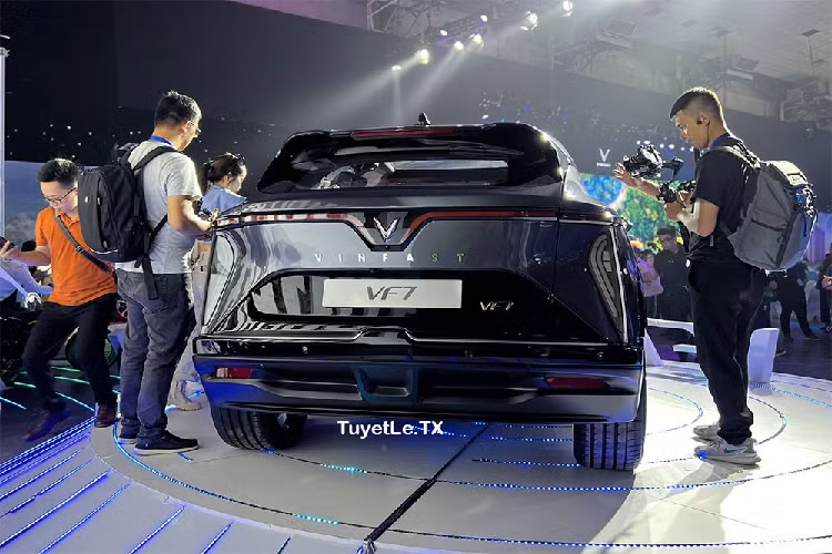 Ở khu vực bên sườn, xe sở hữu nóc dốc về phía sau theo phong cách coupe, kính cửa sổ hẹp và tay nắm cửa ẩn nhằm giảm hệ số lực cản không khí. Bên dưới là bộ vành hợp kim có đường kính 19 inch ở bản Eco và 20 inch tiêu chuẩn hoặc 21 inch tùy chọn ở bản Plus.