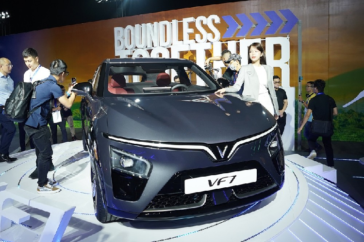 Cũng là sản phẩm thiết kế của công ty Torino Design đến từ Ý như VF6 nhưng mẫu SUV điện VinFast VF7 hạng trung này có ngoại hình bắt mắt hơn. Trên đầu và đuôi xe đều có dải đèn LED hình cánh chim cách điệu, bao quanh logo hãng, đặc trưng của thương hiệu ôtô Việt.