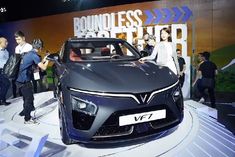 Cũng là sản phẩm thiết kế của công ty Torino Design đến từ Ý như VF6 nhưng mẫu SUV điện VinFast VF7 hạng trung này có ngoại hình bắt mắt hơn. Trên đầu và đuôi xe đều có dải đèn LED hình cánh chim cách điệu, bao quanh logo hãng, đặc trưng của thương hiệu ôtô Việt.