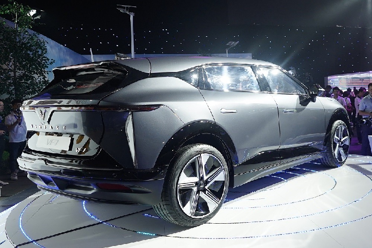 Thuộc phân khúc SUV điện hạng trung, VF7 có kích thước dài x rộng x cao lần lượt là 4.545 x 1.890 x 1.636 mm và chiều dài cơ sở 2.840 mm. Tương tự VF6, mẫu xe này cũng có 2 phiên bản là Eco và Plus. Theo hãng VinFast, VF7 là lựa chọn lý tưởng cho những người trẻ thành đạt và cá tính.