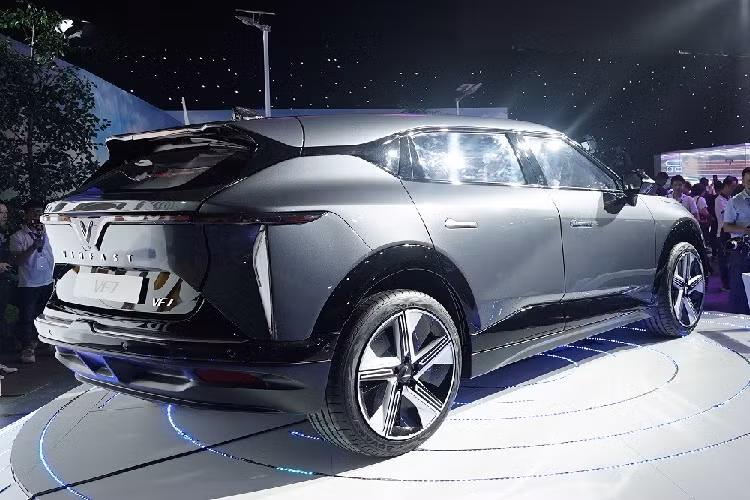 Thuộc phân khúc SUV điện hạng trung, VF7 có kích thước dài x rộng x cao lần lượt là 4.545 x 1.890 x 1.636 mm và chiều dài cơ sở 2.840 mm. Tương tự VF6, mẫu xe này cũng có 2 phiên bản là Eco và Plus. Theo hãng VinFast, VF7 là lựa chọn lý tưởng cho những người trẻ thành đạt và cá tính.