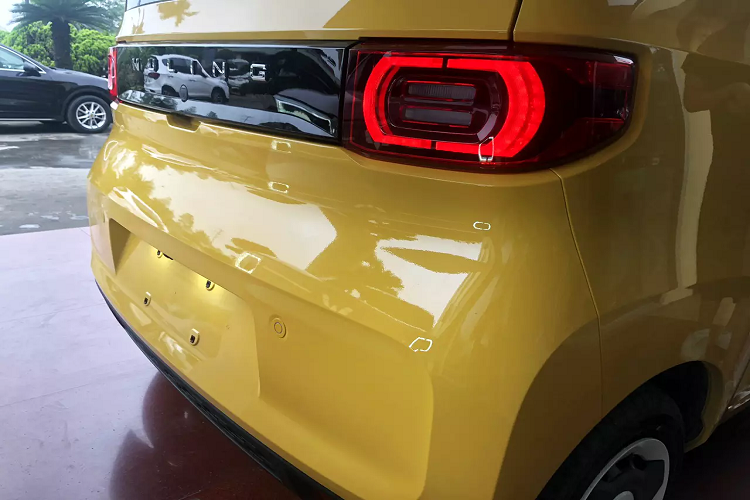 Theo thông số phiên bản đang bán tại các thị trường khác, mẫu xe điện cỡ nhỏ Wuling HongGuang MiniEV có kích thước dài x rộng x cao lần lượt 2.920 x 1.493 x 1.621 (mm), trục cơ sở 1.940mm, xe có 4 chỗ ngồi và khoang để hành lý 741 lít khi gập hàng ghế sau.