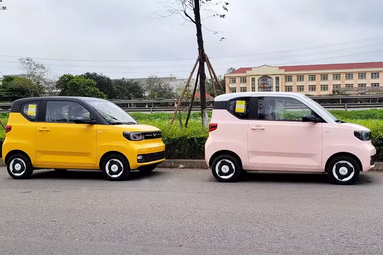 Hai chiếc xe Wuling HongGuang MiniEV 2023 chạy điện có màu vàng tươi và hồng nhạt, trông sắc nét hơn hình ảnh thiết kế đã công bố trước đó. Ngoài ra, mỗi chiếc xe đều được phối màu nóc trắng hoặc đen bóng cá tính. Logo Wuling và dải trang trí hai bên dạng LED âm, có thể phát sáng trên mặt ca-lăng đen bóng.