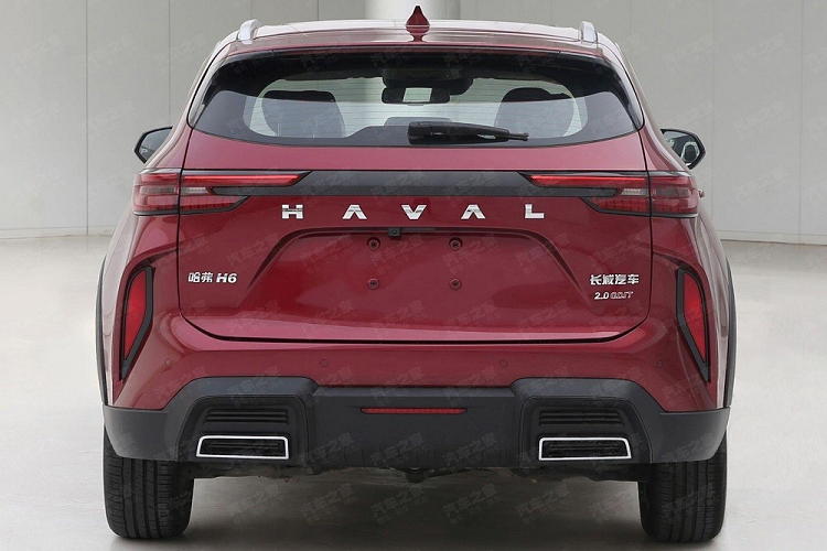 Trong khi đó, Haval H6 bản thể thao lại được trang bị khe gió hẹp trên đầu xe, ngay phía trên logo Haval. Bên dưới logo này là lưới tản nhiệt cỡ lớn, đi kèm lưới mắt cáo màu đen. Nằm giữa lưới tản nhiệt và hốc gió trung tâm là nẹp nhựa màu đen. Ngoài ra, cản trước của xe còn tích hợp hốc đèn sương mù trước màu đen bóng.