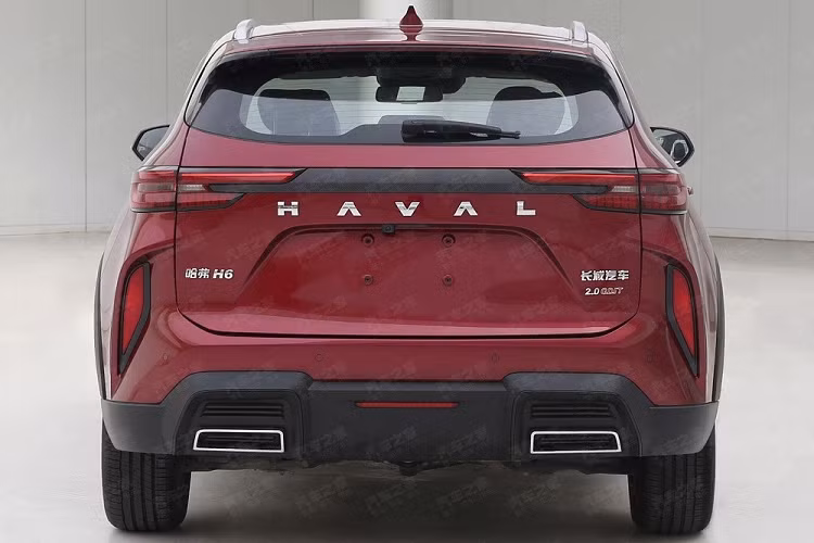 Trong khi đó, Haval H6 bản thể thao lại được trang bị khe gió hẹp trên đầu xe, ngay phía trên logo Haval. Bên dưới logo này là lưới tản nhiệt cỡ lớn, đi kèm lưới mắt cáo màu đen. Nằm giữa lưới tản nhiệt và hốc gió trung tâm là nẹp nhựa màu đen. Ngoài ra, cản trước của xe còn tích hợp hốc đèn sương mù trước màu đen bóng.