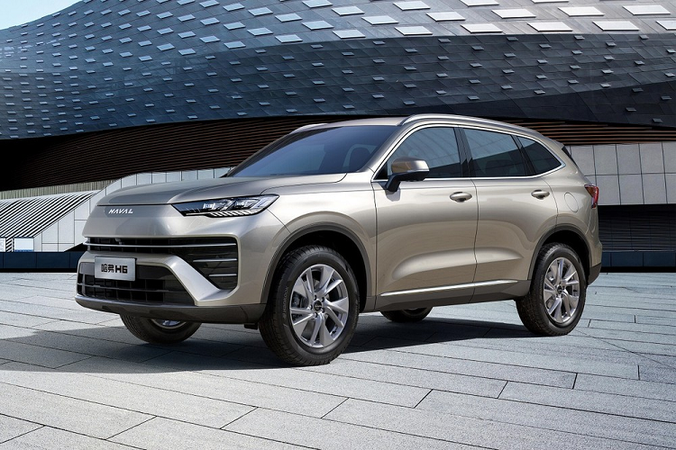 Những hình ảnh chính thức đầu tiên của mẫu xe SUV Haval H6 2024 cũng đã được tung ra. Qua những hình ảnh này, có thể thấy H6 thế hệ thứ 3 được áp dụng phong cách thiết kế tương tự những mẫu xe đời mới của thương hiệu Haval như Xiaolong và Xiaolong MAX. Ngoài ra, thiết kế của Haval H6 2024 còn thay đổi theo phiên bản.