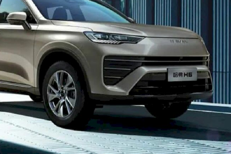 Trong khi đó, Haval H6 bán tại Việt Nam thuộc thế hệ cũ và sẽ được nhập khẩu nguyên chiếc từ Thái Lan. Mẫu SUV cỡ C này sẽ được trang bị hệ truyền động hybrid với máy xăng 4 xi-lanh, tăng áp, dung tích 1.5L và mô-tơ điện, mang đến sức mạnh tổng cộng 243 mã lực/530 Nm.