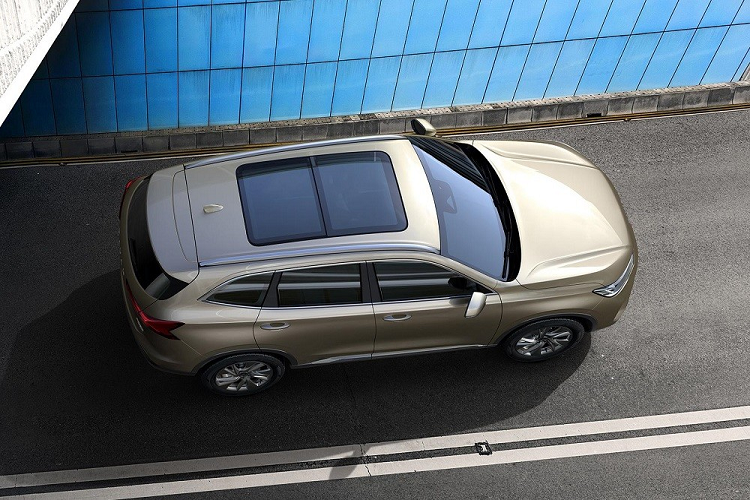 Đằng sau xe, mẫu SUV cỡ C này được trang bị đèn hậu nhỏ gọn, nối với nhau bằng ốp màu đen ở giữa. Bên cạnh đó là dải đèn nằm dọc ở hai góc đuôi xe, ốp nhựa màu đen trên cản sau và 2 đầu ống xả giả hình chữ nhật. Theo thông tin đăng trên trang web của Bộ Công nghiệp và Công nghệ Thông tin Trung Quốc, Haval H6 2024 sẽ sở hữu kích thước dài x rộng x cao lần lượt là 4.711 x 1.940 x 1.730 mm và chiều dài cơ sở 2.738 mm. So với xe sắp bán ở Việt Nam, Haval H6 2024 dài hơn 58 mm, rộng hơn 54 mm trong khi chiều cao và chiều dài cơ sở giữ nguyên