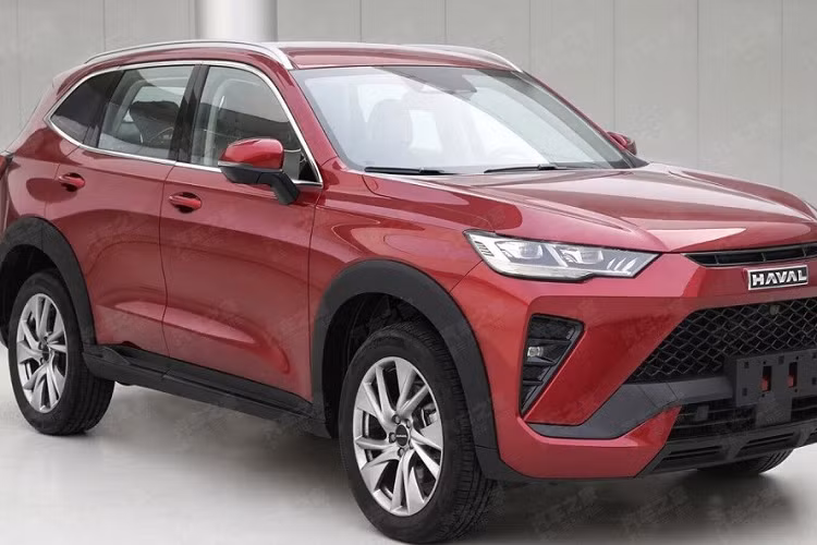 Haval H6 2024 bản thường được trang bị cụm đèn pha LED sắc sảo, tích hợp dải đèn LED định vị ban ngày. Trong khi đó, lưới tản nhiệt của xe nằm khá thấp và nối liền với khe gió giả ở hai góc cản trước. Cả lưới tản nhiệt và khe gió giả đều được trang trí bằng có những nan màu bạc nằm ngang khiến khu vực đầu xe như rộng hơn. Bên dưới lưới tản nhiệt là hốc gió trung tâm hình thang rộng và sơn màu đen bóng.