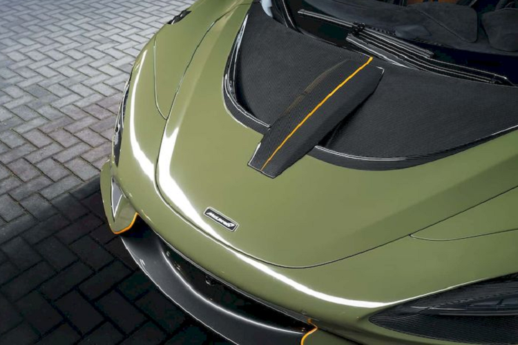 Chiếc McLaren 765LT màu Badlands Green, kết hợp với các dải màu cam tương phản xuất hiện ở một số vị trí như bộ chia gió trước, cánh gió bên, cốp trước, nóc xe, cánh gió và bộ khuếch tán phía sau. Nắp cốp và mui xe được tinh chỉnh lại, giúp cải thiện tính khí động học. Không chỉ vậy, hãng độ đến từ Đức còn bổ sung cho mẫu siêu xe bộ bodykit thể thao làm từ sợi carbon của Novitec.