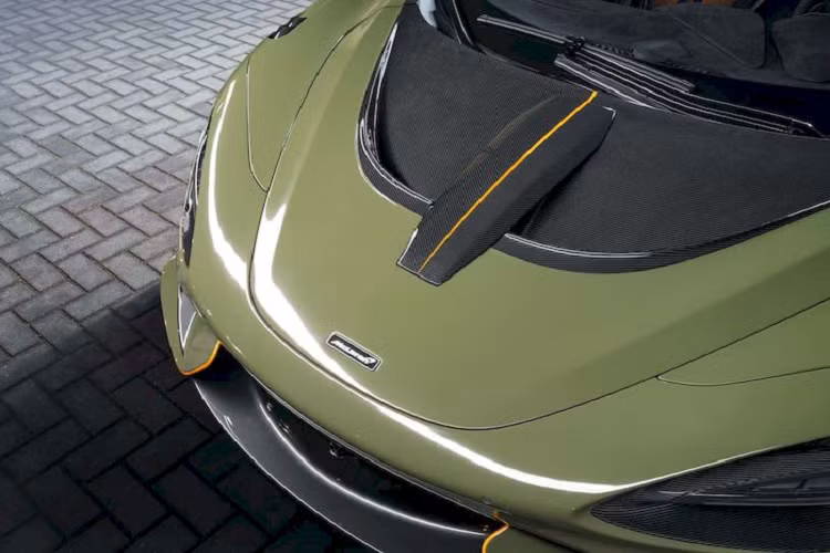 Chiếc McLaren 765LT màu Badlands Green, kết hợp với các dải màu cam tương phản xuất hiện ở một số vị trí như bộ chia gió trước, cánh gió bên, cốp trước, nóc xe, cánh gió và bộ khuếch tán phía sau. Nắp cốp và mui xe được tinh chỉnh lại, giúp cải thiện tính khí động học. Không chỉ vậy, hãng độ đến từ Đức còn bổ sung cho mẫu siêu xe bộ bodykit thể thao làm từ sợi carbon của Novitec.