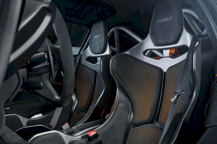 Xe có trọng lượng khô khoảng 1.229 kg, nhẹ hơn 80 kg so với 720s. Nhờ vậy, khả năng tăng tốc của 765LT cũng được cải thiện đáng kể so với mẫu xe "đàn anh".