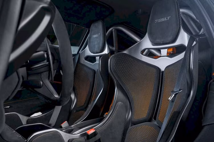 Xe có trọng lượng khô khoảng 1.229 kg, nhẹ hơn 80 kg so với 720s. Nhờ vậy, khả năng tăng tốc của 765LT cũng được cải thiện đáng kể so với mẫu xe "đàn anh".