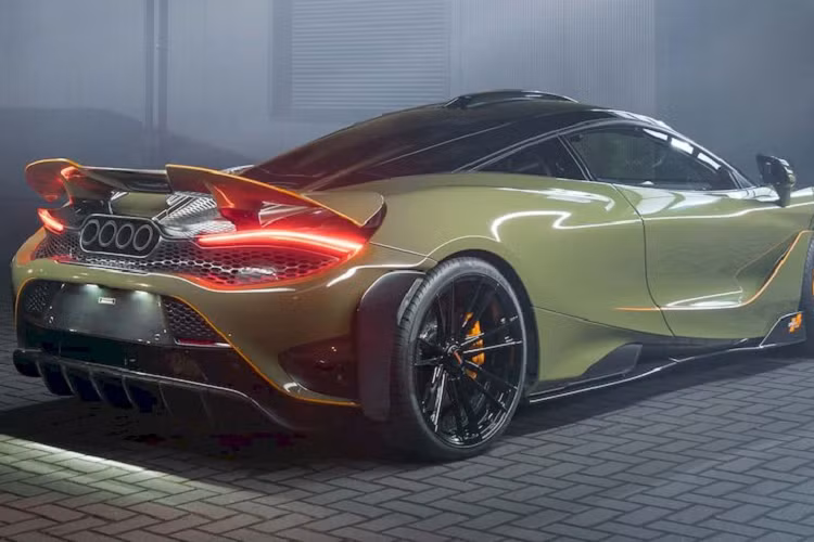 Được phát triển dựa trên 720S, McLaren 765LT sở hữu động cơ V8 4.0L tăng áp kép, tạo ra công suất 755 mã lực và mô-men xoắn 800Nm, đi kèm hộp số ly hợp kép 7 cấp.