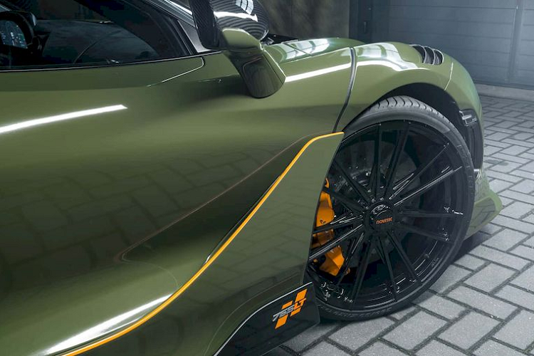 Dàn chân của chiếc McLaren 765LT đặc biệt này được trang bị bộ mâm “hàng thửa” do Vossen thiết kế riêng, với kích thước 20 inch ở phía trước và 21 inch ở phía sau. Bọc bên ngoài là bộ lốp xe đua với thông số lần lượt là 255/20ZR20 và 325/25ZR21. Hệ thống treo của bản độ này cũng đã được tinh chỉnh lại, giúp hạ thấp gầm xe 20mm so với bản tiêu chuẩn.