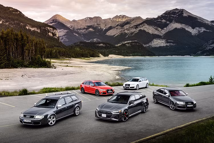 Trong khi đó, Audi e-tron GT là sedan thể thao, có công suất tối đa 435 mã lực với quãng đường di chuyển lên đến 488 km sau một lần sạc đầy pin. Audi e-tron GT chỉ mất 4,1 giây để tăng tốc từ 0-100 km/h và vận tốc tối đa đạt 245 km/h. Đối thủ cạnh tranh của Audi e-tron GT chính là Porsche Taycan.