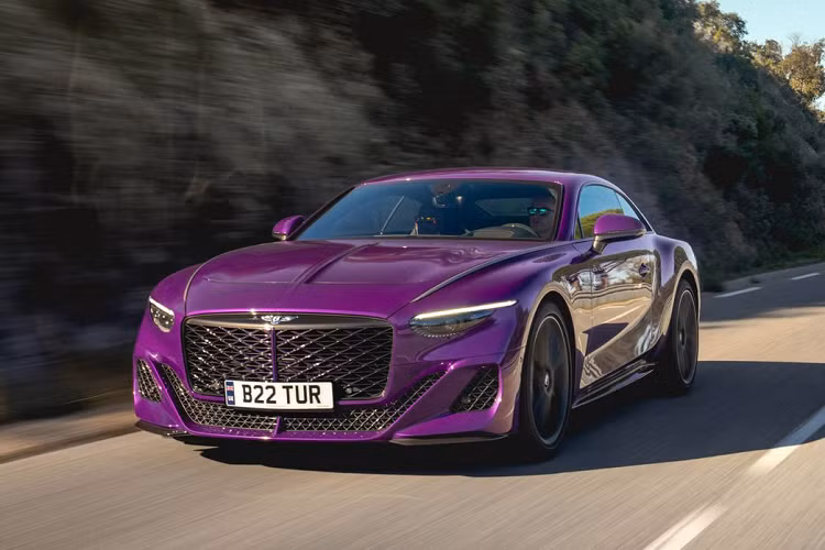 Bentley đã và đang ngày càng tập trung vào việc các nhân hoá các sản phẩm của mình, từ da khâu tay đến các lớp hoàn thiện từ gỗ óc chó đến gỗ koa, hay thậm chí là gỗ 5.000 năm tuổi được lấy từ vùng đất trũng ngập nước tại Anh.