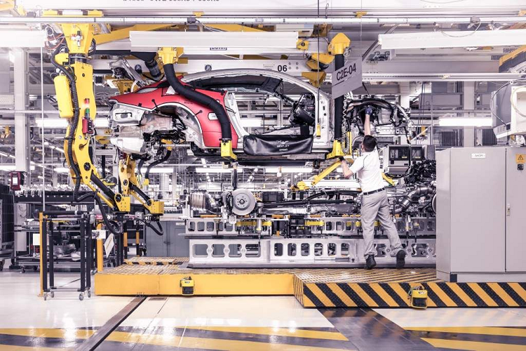 Nhưng tại châu Mỹ, thị trường lớn nhất của Bentley, doanh số bán hàng cũng chỉ tăng trưởng khiêm tốn dưới 1%. Thành tựu quan trọng này của Bentley có được nhờ vào việc giới thiệu các mẫu xe mới và nhu cầu cá nhân hóa Mulliner ngày càng tăng, cuối cùng là việc cho ra mắt các mẫu xe hybrid mới.