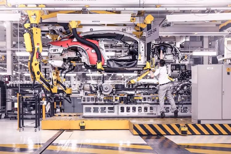 Nhưng tại châu Mỹ, thị trường lớn nhất của Bentley, doanh số bán hàng cũng chỉ tăng trưởng khiêm tốn dưới 1%. Thành tựu quan trọng này của Bentley có được nhờ vào việc giới thiệu các mẫu xe mới và nhu cầu cá nhân hóa Mulliner ngày càng tăng, cuối cùng là việc cho ra mắt các mẫu xe hybrid mới.