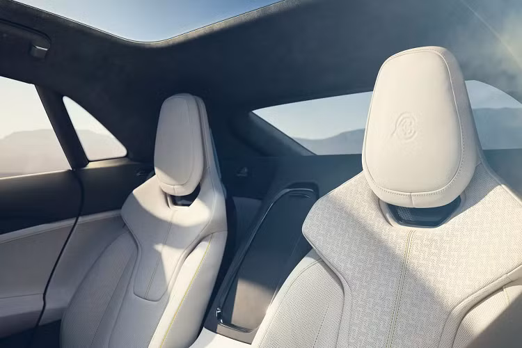 Giống như Eletra, Emeya cũng có khe gió chủ động ở phía trước đầu xe (nơi mà xe xăng có lưới tản nhiệt), bộ khuếch tán gió phía sau và cánh lướt gió phía sau hai lớp cung cấp lực ép xuống đường đạt hơn 215 kg.