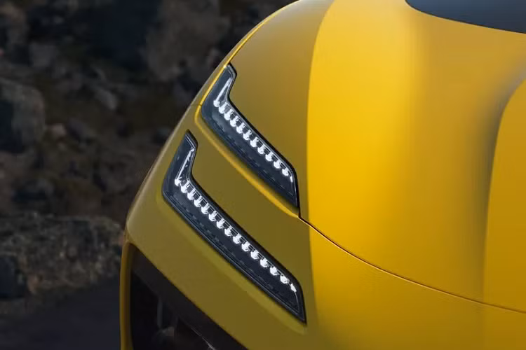 Sở dĩ Lotus tự tin như vậy là vì Emeya sở hữu những thông số kỹ thuật cực kỳ ấn tượng. Xe được trang bị 2 mô-tơ điện với công suất cực cao lên đến 905 mã lực (675 kW) và mô-men xoắn cực đại 985 Nm, có thể tăng tốc từ 0-100km/h trong thời gian dưới 2,8 giây, trước khi đạt tốc độ tối đa 250 km/h. Do đó, Emeya hoàn toàn có thể là đối thủ xứng tầm của Porsche Taycan.