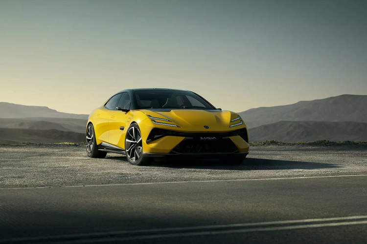 Trong một sự kiện hoành tráng ở thành phố New York mới đây, nhà sản xuất ô tô gốc Anh Quốc là Lotus Cars đã chính thức cho ra mắt mẫu xe thuần điện thứ 3 của hãng với tên gọi Lotus Emeya 2024 mới. Đây là một chiếc xe thể thao gầm thấp theo phong cách đường trường (grand tourer – GT) với 4 cửa và 4 chỗ ngồi.