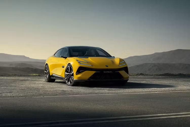 Trong một sự kiện hoành tráng ở thành phố New York mới đây, nhà sản xuất ô tô gốc Anh Quốc là Lotus Cars đã chính thức cho ra mắt mẫu xe thuần điện thứ 3 của hãng với tên gọi Lotus Emeya 2024 mới. Đây là một chiếc xe thể thao gầm thấp theo phong cách đường trường (grand tourer – GT) với 4 cửa và 4 chỗ ngồi.