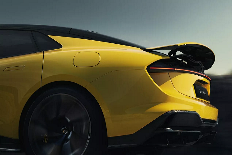 Sản phẩm xe điện đầu tiên của Lotus là chiếc Evija (mã hiệu Type 130) chỉ được giới hạn số lượng 130 chiếc. Mẫu xe điện thứ 2 là chiếc Eletre (mã hiệu Type 132) cũng là sản phẩm đầu tiên Lotus sản xuất hoàn toàn tại Trung Quốc. Chiếc Emeya mới lần này (mã hiệu Type 133) cũng tương tự. Nếu như là Eletre được hãng quảng cáo là “hyper-SUV” thì Emeya cũng mang trên mình danh xưng “hyper-GT”.