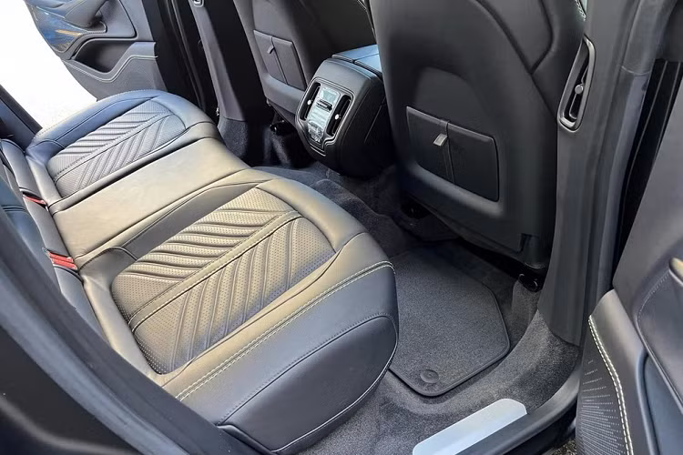 Bên trong nội thất của chiếc Aston Martin DBX 707 này được bọc da màu đen chủ đạo kết hợp với chỉ khâu màu xanh. Đáng chú ý toàn bộ phần bệ trung tâm được ốp sợi carbon.