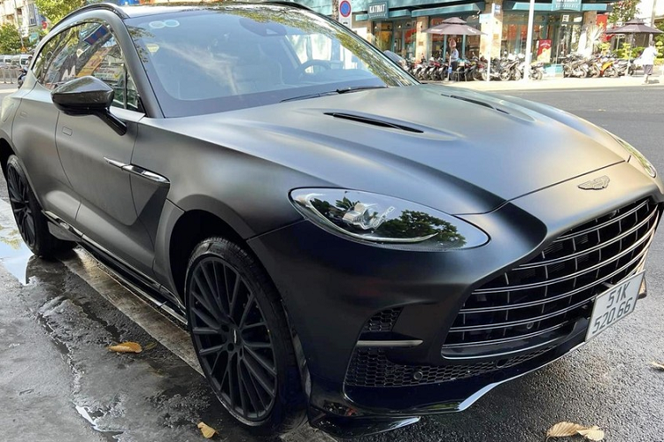 Chiếc xe SUV Aston Martin DBX 7077 của Qua Vũ được mua chính hãng và nhận bàn giao vào cuối năm ngoái. Chọn xe để khai Xuân đầu năm mới cũng chất lượng như "Qua" Vũ khi khai xuân vào ngày thứ 7, mùng 7 và lái xe 707 để thăm những người em bán xe sang.