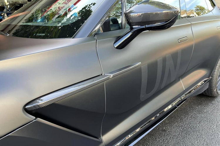 Đây cũng là lần đầu tiên giới mê xe nhìn thấy "vua cà phê" Việt Nam di chuyển trên 1 chiếc xe SUV thay vì xe thể thao hay siêu xe như thường thấy. Hiện tại Việt Nam chỉ có đúng 2 chiếc siêu SUV Aston Martin DBX 707 về Việt Nam, chiếc còn lại đang định cư ở Hà thành.