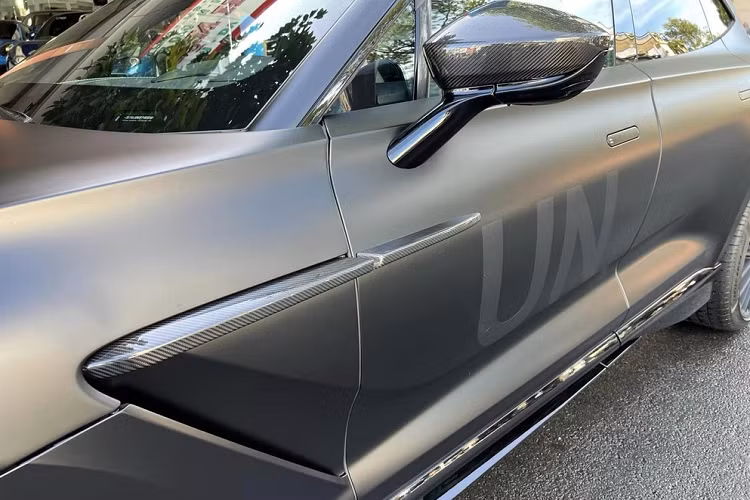 Đây cũng là lần đầu tiên giới mê xe nhìn thấy "vua cà phê" Việt Nam di chuyển trên 1 chiếc xe SUV thay vì xe thể thao hay siêu xe như thường thấy. Hiện tại Việt Nam chỉ có đúng 2 chiếc siêu SUV Aston Martin DBX 707 về Việt Nam, chiếc còn lại đang định cư ở Hà thành.