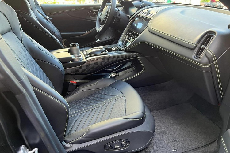 So với chiếc xe Aston Martin DBX 707 còn lại đang định cư ở Hà Nội có màu sơn Q Satin Aluminite Silver, xe của ông Vũ mang màu đen nên các chi tiết bằng carbon sẽ không nổi bật bằng, nhưng bộ áo này lại đang được "vua cà phê" Việt Nam khá ưa chuộng sau màu xám, trắng, bạc và xanh rêu.