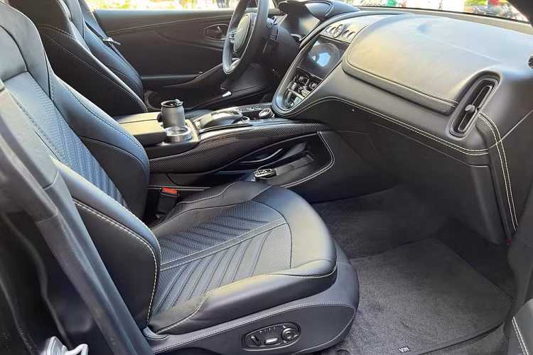 So với chiếc xe Aston Martin DBX 707 còn lại đang định cư ở Hà Nội có màu sơn Q Satin Aluminite Silver, xe của ông Vũ mang màu đen nên các chi tiết bằng carbon sẽ không nổi bật bằng, nhưng bộ áo này lại đang được "vua cà phê" Việt Nam khá ưa chuộng sau màu xám, trắng, bạc và xanh rêu.