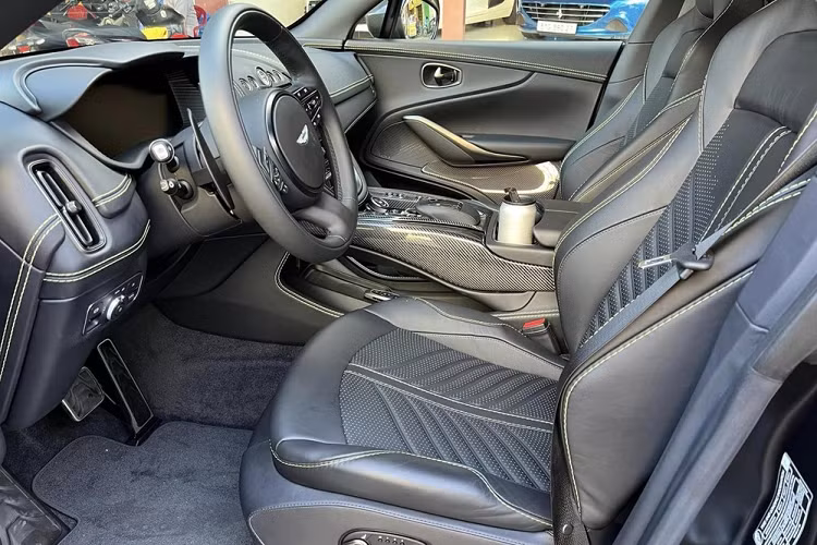 Ngoại thất chiếc SUV Aston Martin DBX 707 của Đặng Lê Nguyên Vũ được sơn màu Q Satin Jet Black rất ấn tượng, khi về tay doanh nhân này, xe không có gì thay đổi ở ngoại thất, bộ áo vẫn là đen mờ huyền bí và đã được đại lý chính hãng dán thêm chữ UN bên 2 cửa xe.