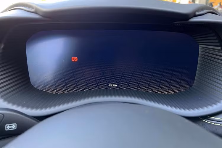 Xe cũng nhận được một loạt nâng cấp so với DBX V8 về khung gầm, hệ thống treo, hệ thống lái và hệ thống điện tử. Hiệu năng phanh cũng được cải thiện đáng kể với phanh đĩa carbon-gốm có đường kính 420 mm phía trước và 390 mm phía sau...