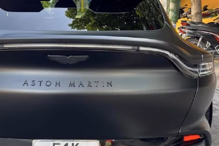 SUV hạng sang tốc độ Aston Martin DBX 707 được trang bị khối động cơ V8, dung tích 4.0 lít, tăng áp kép do Mercedes-AMG phát triển như bản tiêu chuẩn nhưng đã được nâng cấp nhiều hạng mục giúp công suất tối đa cuối cùng của xe đạt được là 697 mã lực và mô-men xoắn cực đại 900 Nm, tức xe đã được bơm thêm vào 155 hp và 200 Nm.