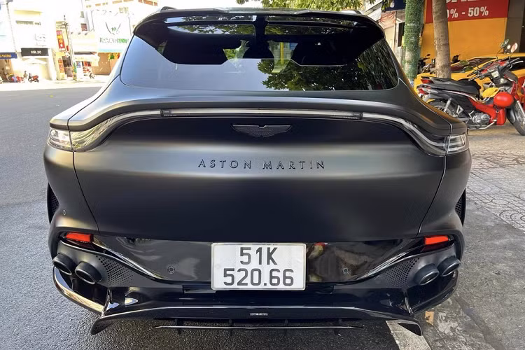Động cơ trên chiếc xe SUV hạng sang Aston Martin DBX 707 2022 của ông Đặng Lê Nguyên Vũ sẽ được kết hợp cùng hộp số 9 cấp ly hợp kép ngâm dầu, và hệ thống dẫn động 4 bánh toàn thời gian mới, nhờ đó, chiếc SUV nhanh nhất thế giới hiện chỉ cần chưa đến thời gian 3,3 giây là có thể tăng tốc từ vị trí xuất phát lên 100 km/h trước khi đạt tốc độ tối đa 310 km/h.