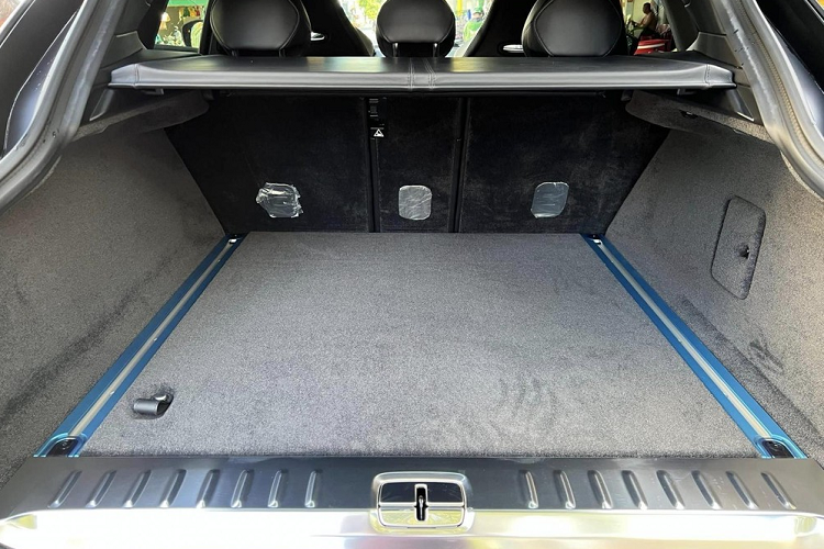 Màn hình giải trí trung tâm của xe có kích thước 10,25 inch, đồng hồ tốc độ điện tử 12,3 inch, dàn âm thanh 14 loa, sưởi/làm mát hàng ghế trước,... là một số trang bị tiện nghi của DBX707.