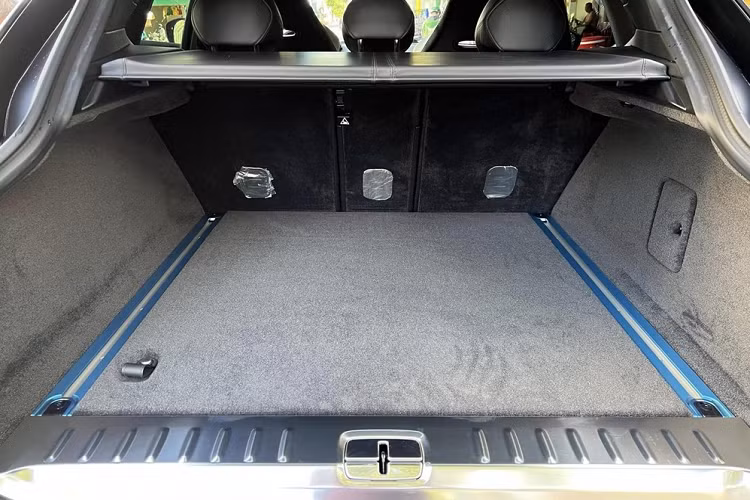 Màn hình giải trí trung tâm của xe có kích thước 10,25 inch, đồng hồ tốc độ điện tử 12,3 inch, dàn âm thanh 14 loa, sưởi/làm mát hàng ghế trước,... là một số trang bị tiện nghi của DBX707.