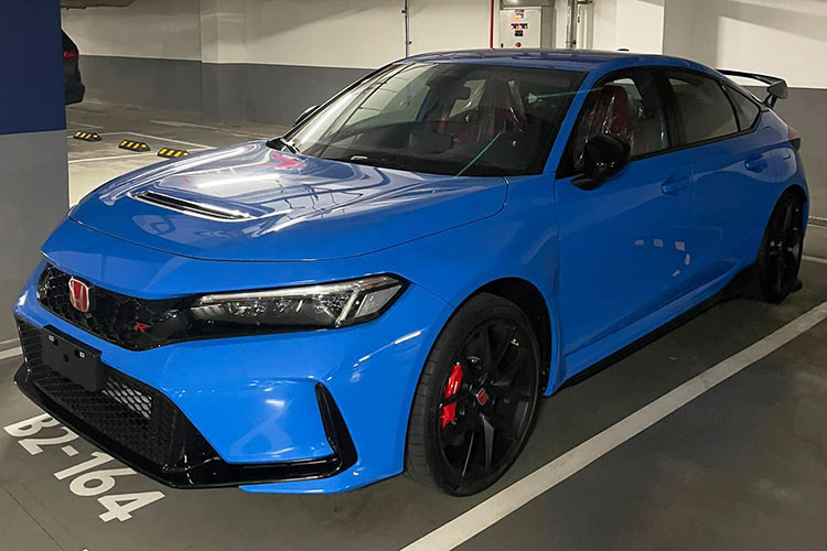 Số lượng xe Honda Civic Type R 2023 thể thao được bàn giao đến các khách hàng Việt đã có thể trên 10 chiếc, trong tổng số 18 xe dành cho thị trường trong nước, cũng vì thế, mà nhiều người mê xe có thể nhìn ngắm mẫu xe đua đường phố Honda Civic Type R thế hệ mới trong nhiều bộ áo khác nhau.