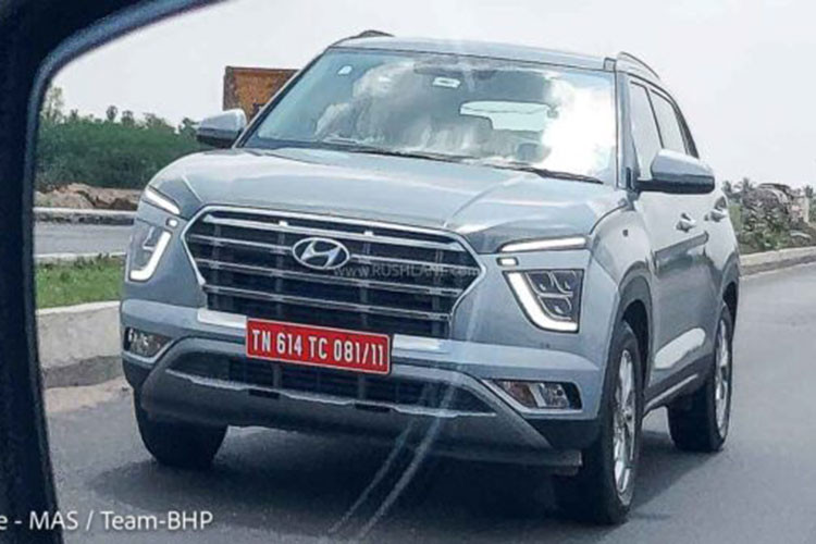 Trong thời gian qua, Hyundai Creta EV 2024 mới phiên bản thuần điện đã liên tục bị bắt gặp khi chạy thử tại Ấn Độ. Mới đây, chiếc Hyundai Creta EV tiếp tục xuất hiện tại một trạm sạc ở Ấn Độ và lần đầu tiên lộ nội thất. Không có gì bất ngờ khi nội thất Creta EV gần như giống hệt phiên bản máy xăng hiện đang bán trên thị trường.