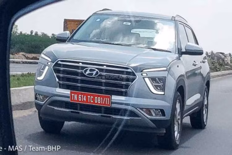 Trong thời gian qua, Hyundai Creta EV 2024 mới phiên bản thuần điện đã liên tục bị bắt gặp khi chạy thử tại Ấn Độ. Mới đây, chiếc Hyundai Creta EV tiếp tục xuất hiện tại một trạm sạc ở Ấn Độ và lần đầu tiên lộ nội thất. Không có gì bất ngờ khi nội thất Creta EV gần như giống hệt phiên bản máy xăng hiện đang bán trên thị trường.