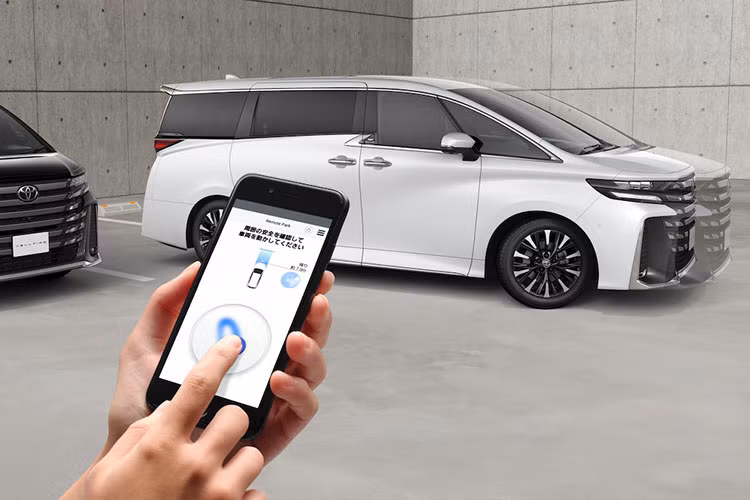 Trong khi đó, tại Malaysia, mẫu MPV này sử dụng động cơ xăng 4 xi-lanh, tăng áp, dung tích 2.4L, kết hợp với hộp số tự động Direct Shift 8 cấp. Ở Nhật Bản, xe lại được trang bị động cơ xăng hút khí tự nhiên, dung tích 2.5L và hệ truyền động hybrid.