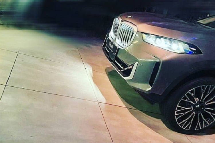 BMW X5 thế hệ thứ 4 đã được bán ra thị trường vào năm 2019. Sau 4 năm, hãng BMW có vẻ như đang chuẩn bị tung ra phiên bản nâng cấp giữa vòng đời của dòng SUV hạng sang này. Những hình ảnh rò rỉ của BMW X5 2024 mới đã chứng tỏ điều đó.