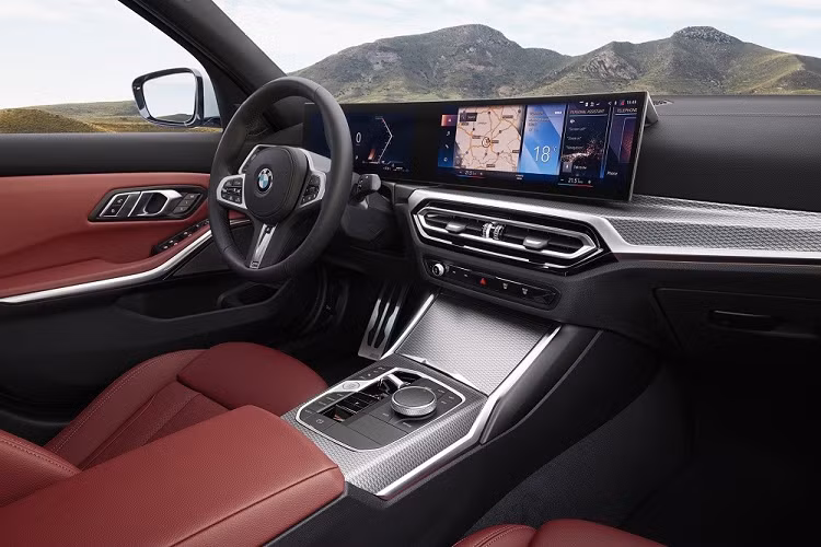 Ngoài ra, BMW X5 2024 còn có những chi tiết thiết kế tương tự X1, X3 và X7 nâng cấp, ví dụ như khe gió nằm dọc ở hai góc cản trước để làm mát phanh. Trong khi đó, hốc gió trung tâm của xe được bao quanh bằng nẹp màu bạc nhám mới. Đằng sau, BMW X5 2024 được trang bị cụm đèn hậu với tạo hình mới bên trong. 