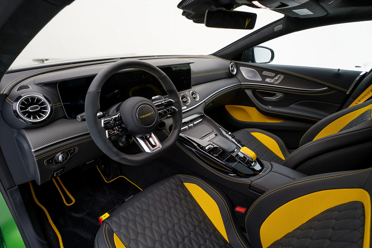 Đối với ghế thể thao trên xe, MANSORY cũng tăng cường chất tương phản với tông màu vàng tươi và các đường chỉ khâu nổi theo hình quả trám. Phần tựa đầu và dây đai an toàn có thêm logo MANSORY.