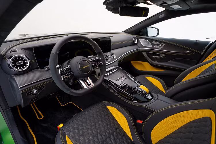 Đối với ghế thể thao trên xe, MANSORY cũng tăng cường chất tương phản với tông màu vàng tươi và các đường chỉ khâu nổi theo hình quả trám. Phần tựa đầu và dây đai an toàn có thêm logo MANSORY.